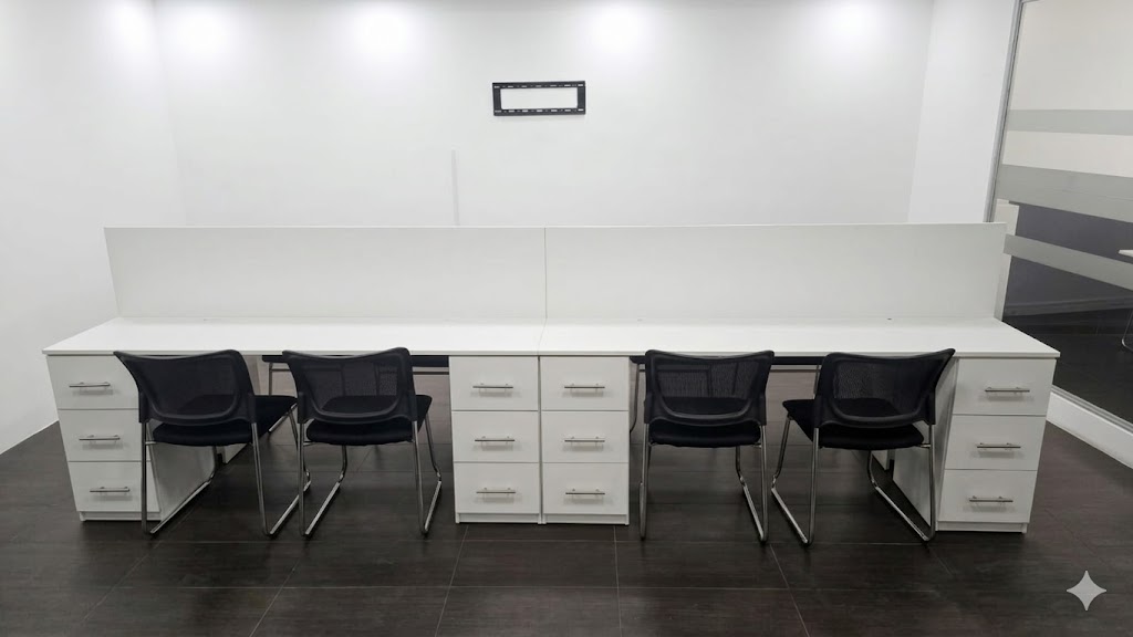 Escritorios modulares blancos con cajones para oficina — mobiliario comercial a medida en Quito